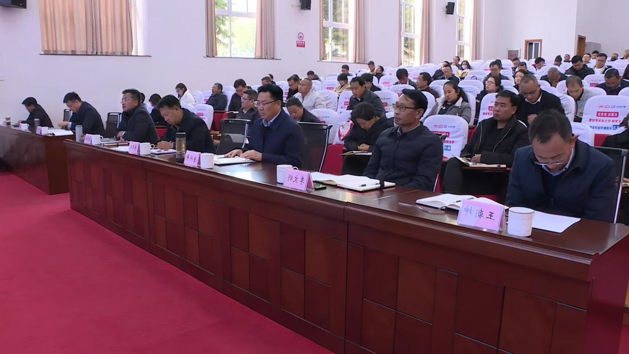 李守文主席在沧源县委礼堂开展露营产业与文旅融合发展讲座(图1)