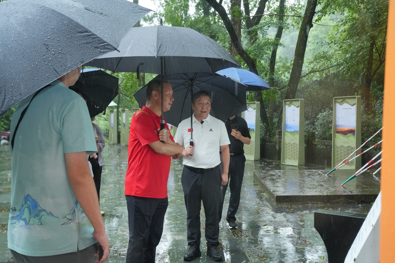 潜山市市委常委、天柱山管委会副主任舒寒冰一行到露营之家供应链贸易中心考察交流(图6)